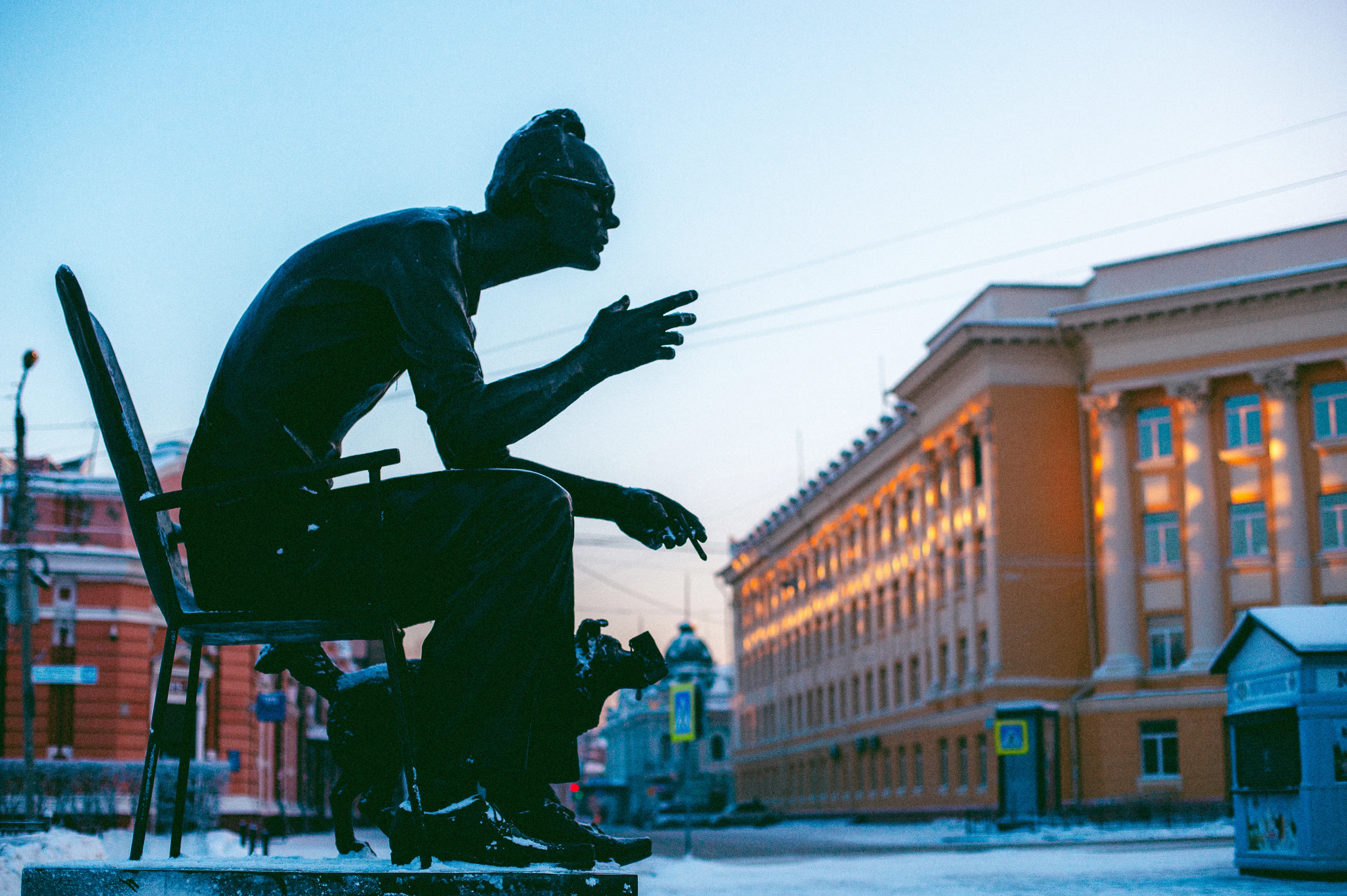 Подсветка памятника Леониду Гайдаю в Иркутске 